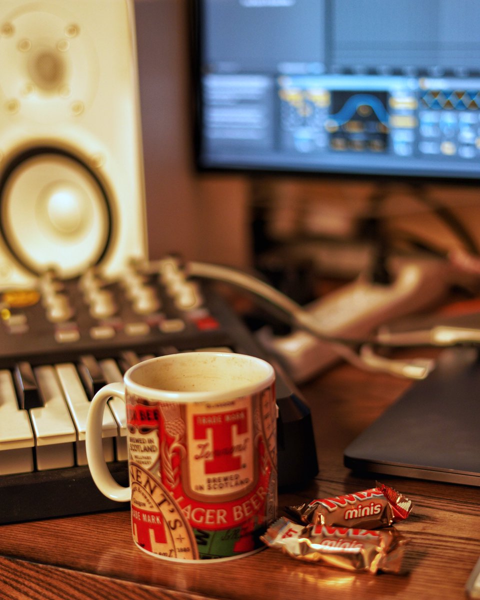 Just settling in the studio, ready to dive into some musical magic! ☕️🎧🎶 Ableton, tea, and indulging in some Twix. The perfect combination to fuel creativity! Let's make some beats! 🎹✨ #MusicProducer #StudioSessions #TeaTime #SweetInspiration