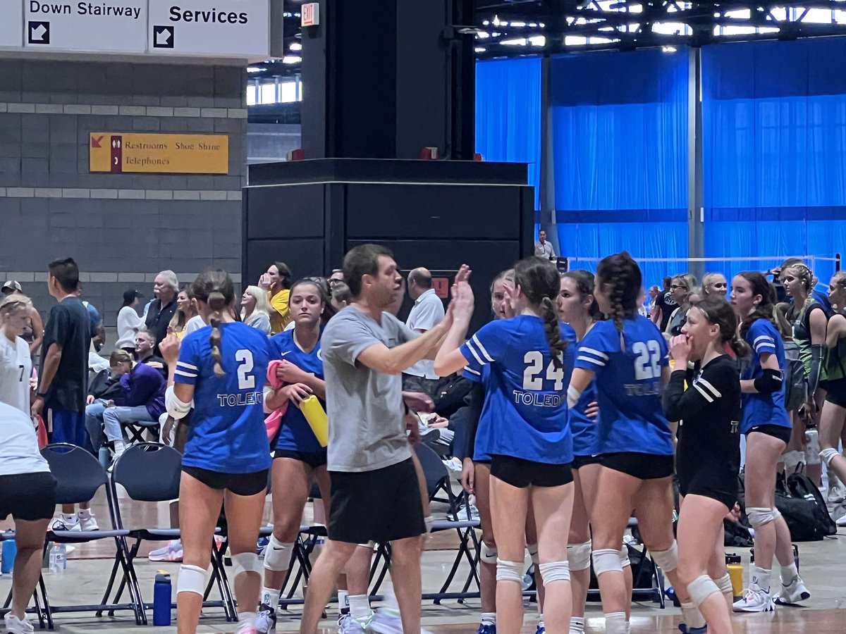 Great vibe from <a href="/ToledoVBC/">ToledoVolleyballClub</a> 15 Black. Just took set one from Houston Juniors who is probably bigger at every position. This team is super gritty and has some big wins this season. No fear from these Toledo kids.