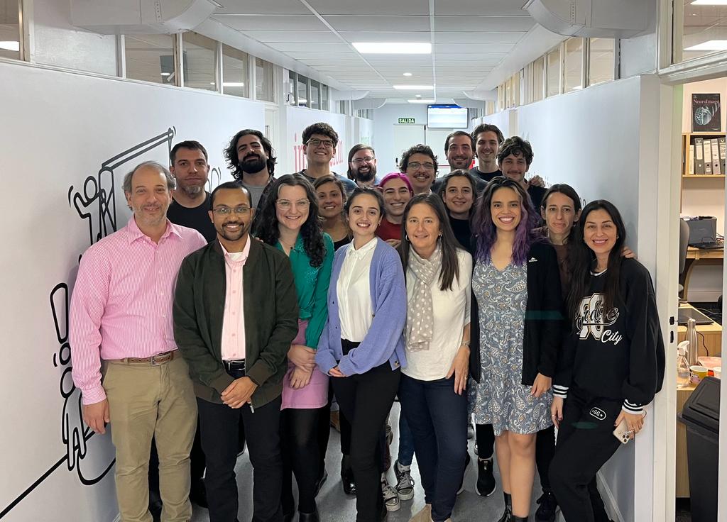_JLHazelton's tweet photo. Great first week of my post doc position at @CNCUdeSA @BrainlatUAI Including #interoception and #HEP analyses training. Excited to work with this very intelligent and friendly team 🧠🤓🫀 @AgustinMIbanez @AdolfoMGarcia @AgustinaLegaz @MatiasFraile5 @lucianomariano0 https://t.co/jLLMi1XVL0