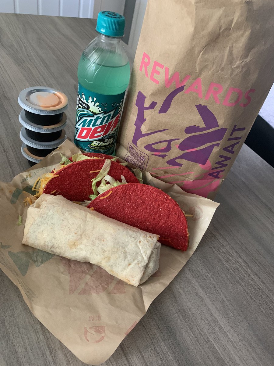 setgang6's tweet photo. @tacobell after over a decade of waiting… The Volcano menu has finally returned🙌🌋🌮🌯  #tacobell #volcanomenu https://t.co/ORKwlUaVK5