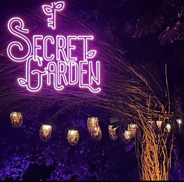 El Jardín Botánico Carlos Thays de Ciudad de Buenos Aires es un patrimonio cultural público, histórico y natural. Debiera ser una institución científica pero hace rato que se lo maneja como un espacio recreativo de uso acotado y algunos espectáculos privados como este.
