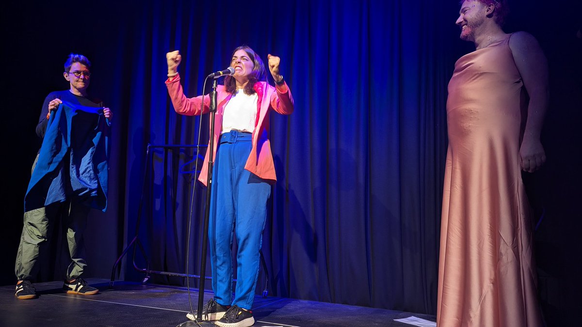 "I'd like to roll in Brexit like a dog in 💩" my favourite gag in tonight's <a href="/RosieisaHolt/">Rosie Holt</a> "That's Politainment" preview.