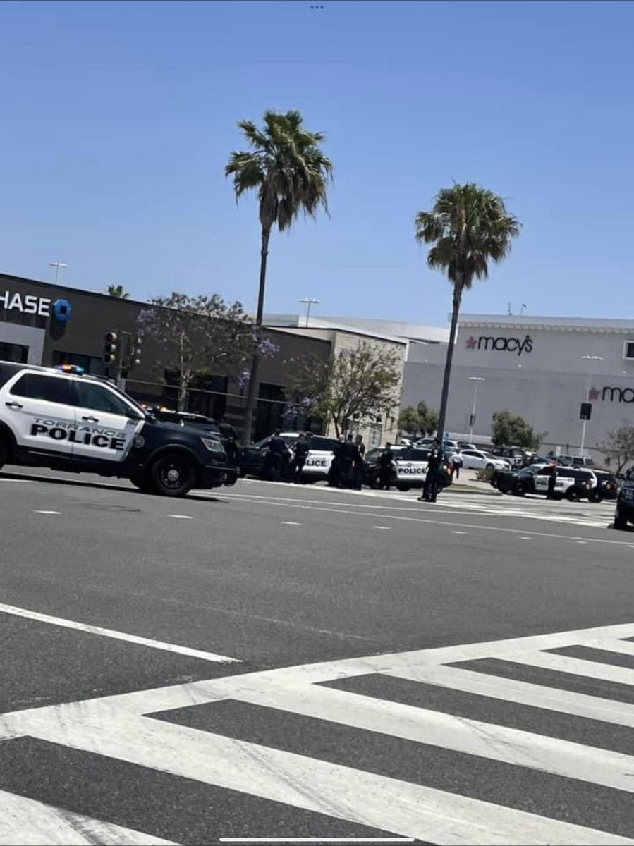 ClassicMoods101's tweet photo. Police Activity 
Torrance Police surround Chase Bank next to Del Amo Mall
All lanes blocked Carson &amp; Hawthorne Blvd

https://t.co/duN01Gd0CO https://t.co/vd9FjIUBRS