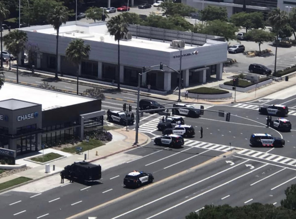 ClassicMoods101's tweet photo. Police Activity 
Torrance Police surround Chase Bank next to Del Amo Mall
All lanes blocked Carson &amp; Hawthorne Blvd

https://t.co/duN01Gd0CO https://t.co/vd9FjIUBRS