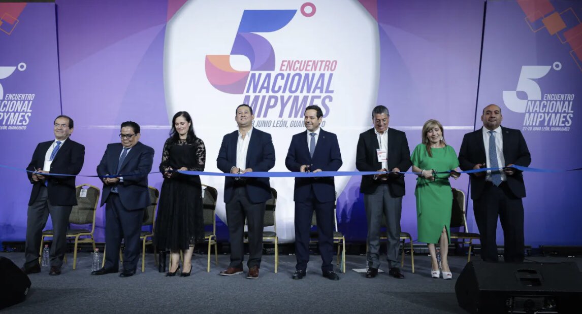 ChilenaMarcelaF's tweet image. El gobernador de Guanajuato, Diego Sinhue Rodríguez Vallejo, inauguró el 5to. encuentro Nac. de las MipYmes, realizado en el municipio de León.
En su mensaje destacó el trabajo de los empresarios y sostuvo que es gracias a sus inversiones que el país puede tener el crecimiento