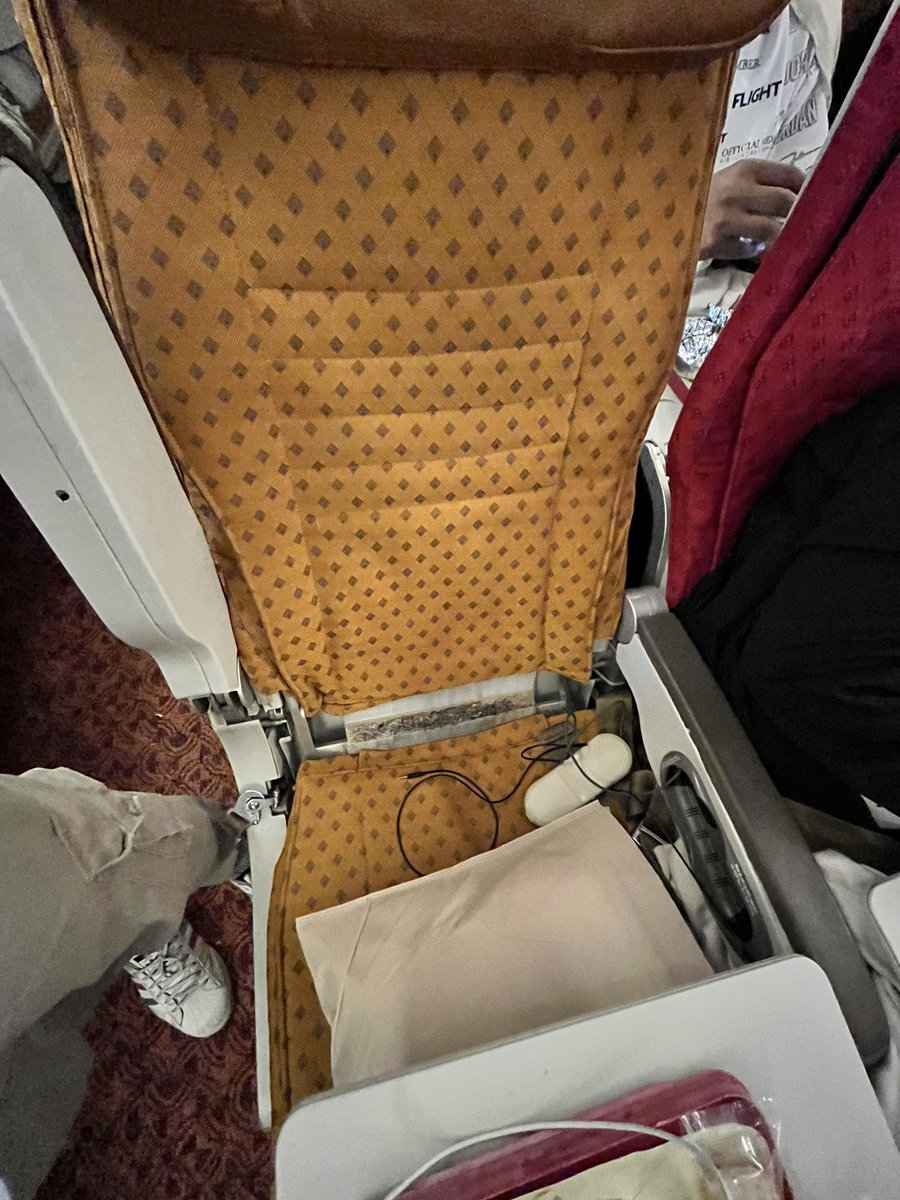 mitramalini's tweet photo. @timesofindia, @mid_day, @htTweets here’s a follow up on #airindiapeegate @airindia flight AI188 Toronto to Delhi on June 30 is delayed coz washrooms are broken; they have to deplane 85 people. Aaaaand planes looks like this with broken seats and screens. It’s 13.5hr flight https://t.co/quZOFpuMLe
