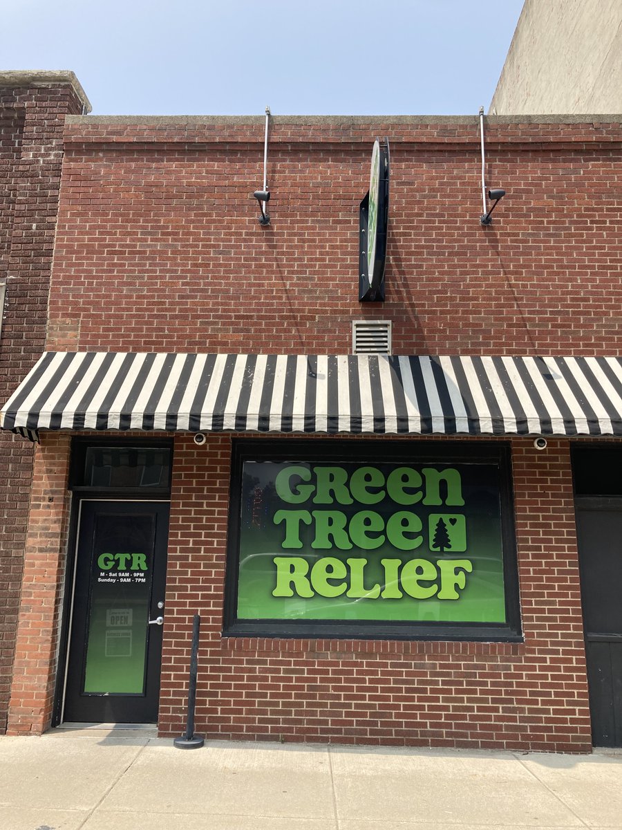 greentreerelief's tweet photo. 🏬 Our Reading spot just got a fresh makeover! New door cover, window cover &amp; snazzy signage that unifies both stores. Let's keep growing together! 🍃🚀 #ReadingMI #StoreRevamp #CannabisCommunity #HighSociety #NewVibes #GrowthTogether https://t.co/MUSIXCd9yh