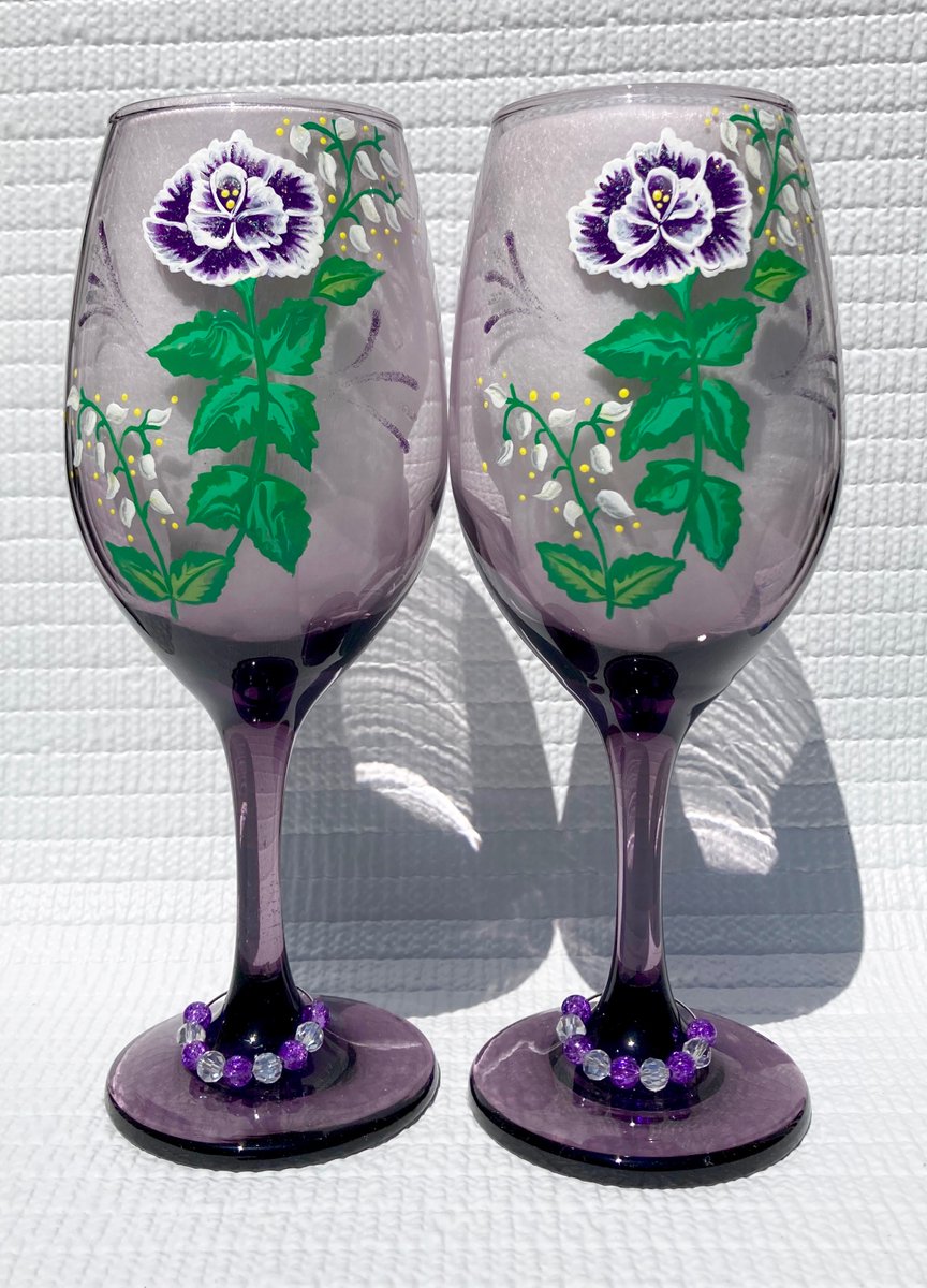 etsy.com/listing/548442… #purplewineglasses #handpaintedglasses #weddinggift #SMILEtt23 #birthdaygift #giftsforher #etsygifts #EtsyHandmade