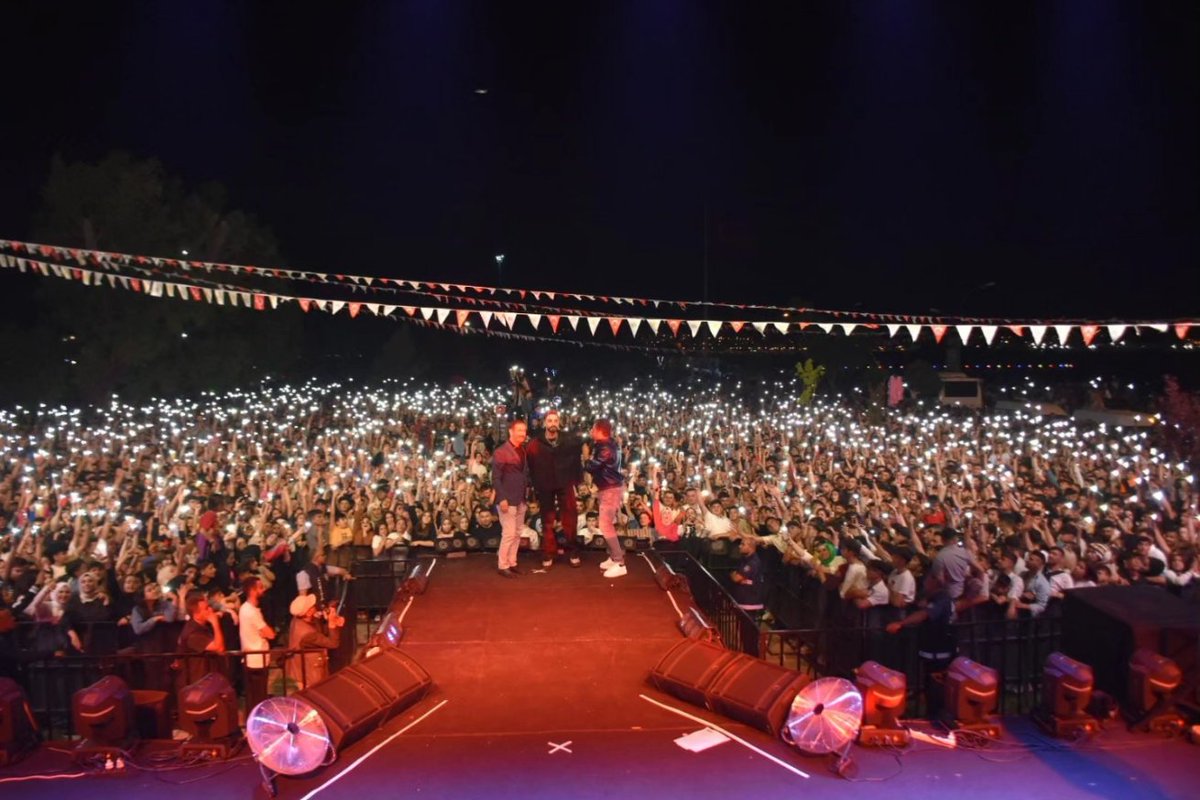 Tatvan Bu Akşam Muhteşemdi.

Tatvan Doğu Anadolu Fuarımızın ilk gününde düzenlediğimiz SEFO konserinde 50 binin üzerinde seyirciyle Tatvan tarihinin en kalabalık konserini gerçekleştirdik.
<a href="/EminGeylani/">Mehmet Emin GEYLANİ</a>
<a href="/Furkankaymaz82/">furkan kaymaz 🔱</a>