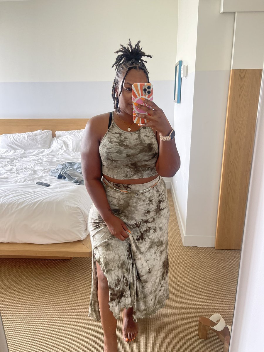 TheRealCarmenB's tweet photo. Today is my “green” day, but stretching it to two days since @klynae__ has had me extend my trip lol 😊💚 https://t.co/KwhMRO0v9B