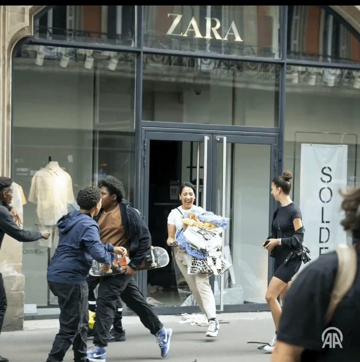 fransa'da gencin oldurulmesine o kadar uzulmuşler ki magzalara girip moral tazelemek icin elbise yagmalamislar..bu ulke 30 gun geziyi yasadi tek gofret çalinmadi..(fotograf aa)