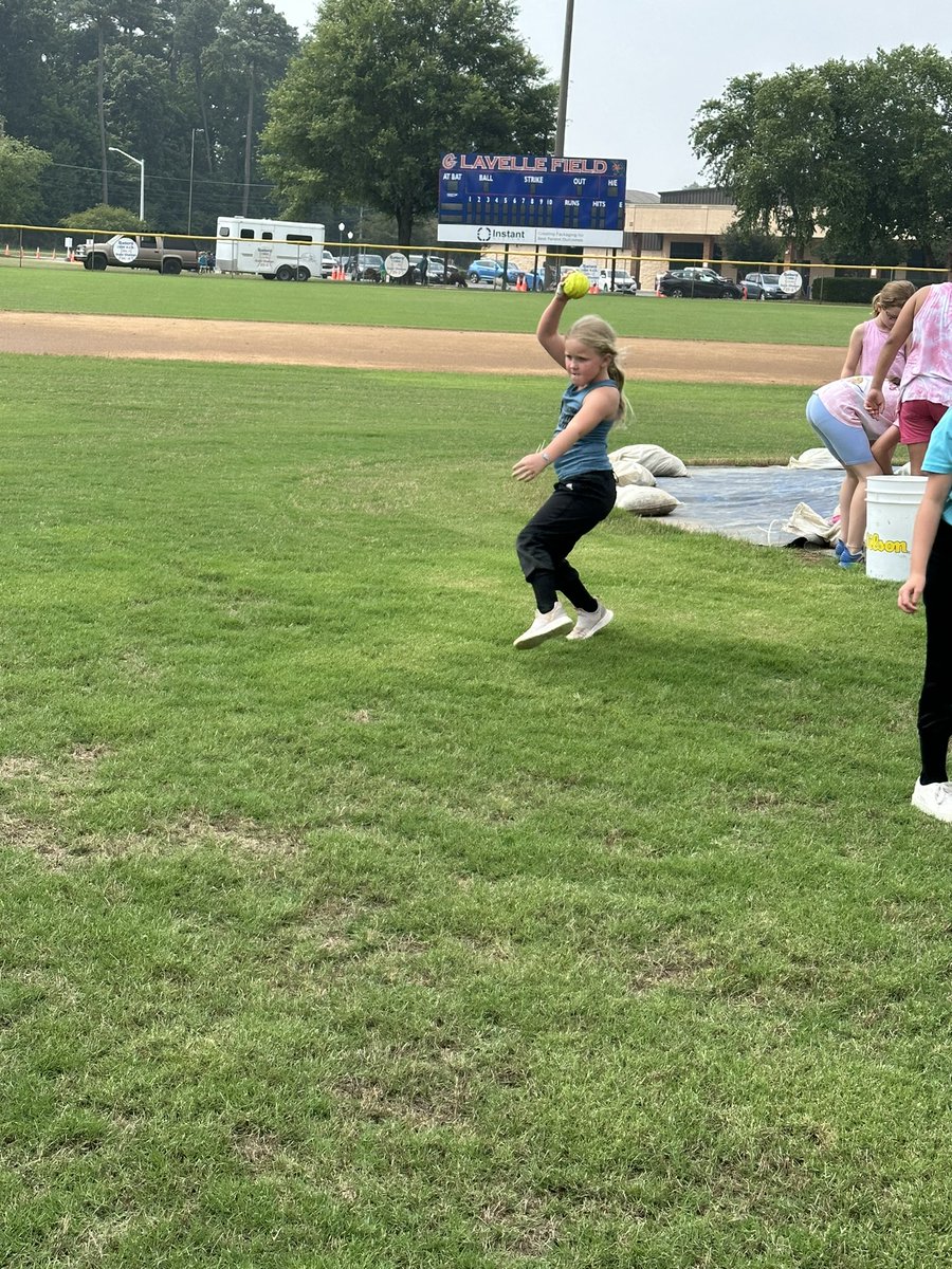 LindaHodge2024's tweet photo. I love being able to give back to this sport that has given me so much. Had a great time helping at my schools Softball camp this week. #payitforward https://t.co/imz4CKKpjl