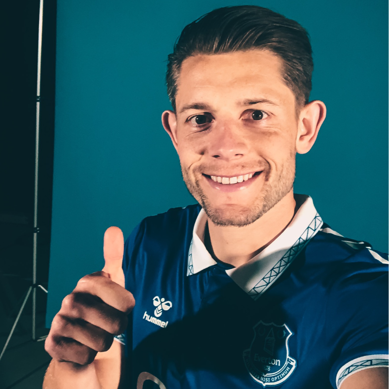 Everton's tweet photo. Fresh threads. 👌