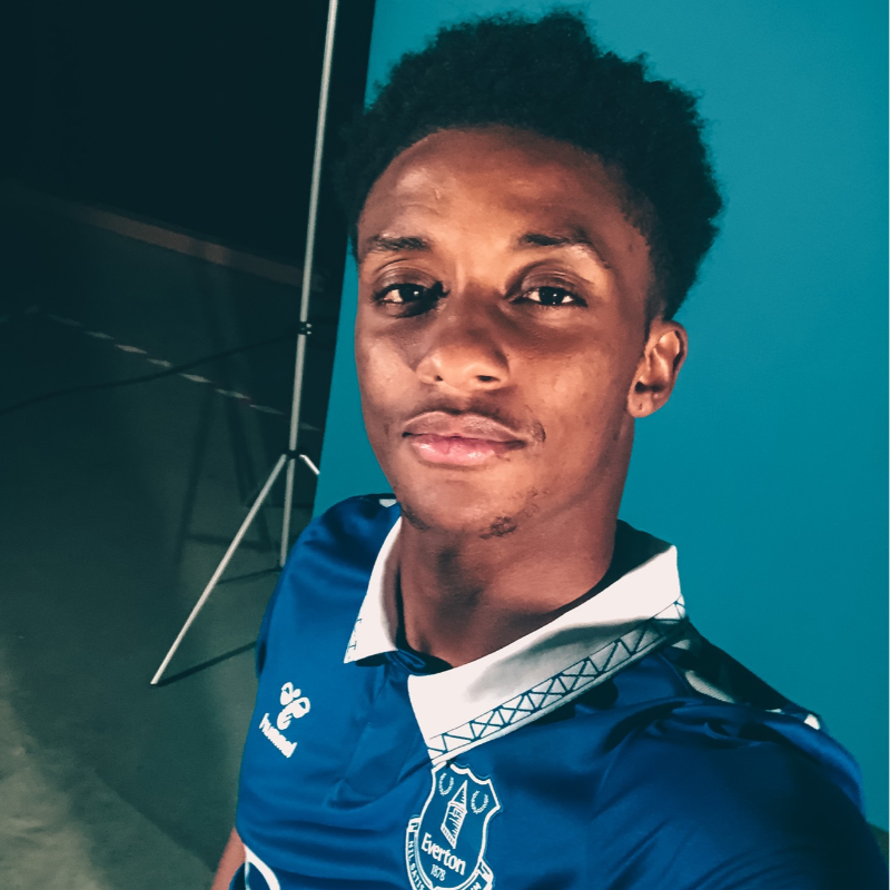 Everton's tweet photo. Fresh threads. 👌
