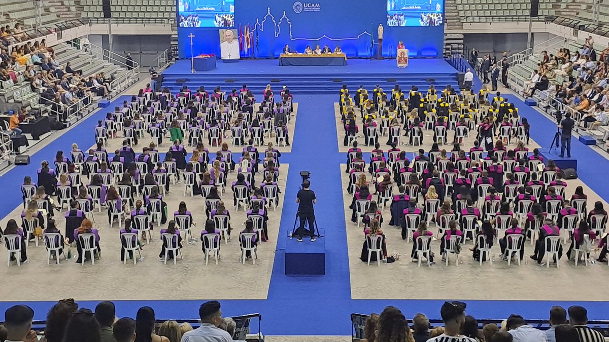 Emotivo acto de graduación de la Facultad de Medicina celebrado esta tarde en el Palacio de Deportes. 
Fue presidido por María Dolores García, acompañada por Josefina García, rectora de la UCAM; Elisa Tarazona, madrina de esta promoción, y Jerónimo Lajara, decano de la Facultad.