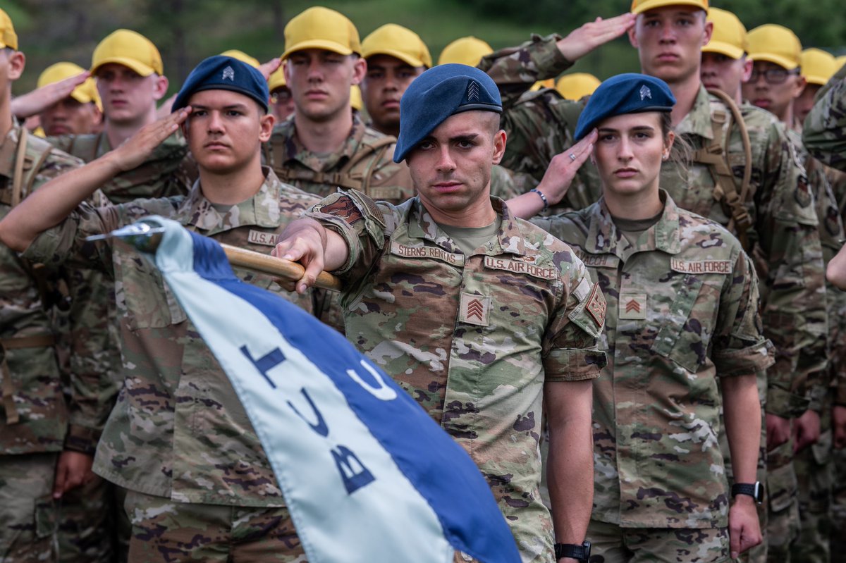 Our appointees took the oath of office this week; now officially referred to as Basic Cadets. Good luck, Basics! 🖐

More photos here. tinyurl.com/ydt7k4km

#usafa2027 #Oath #SwearingIn