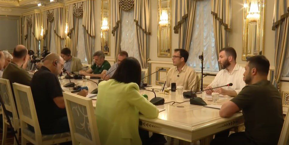Ukrayna lideri Zelenskiy, Kiev'de yabancı gazetecilerle yaptığı bir röportajda '11 Temmuz'daki NATO zirvesinden önce savaş alanında sonuç alındığınu göstermek istediklerini' söyledi.

10 gün var. Eğer Zelenskiy kararlıysa, bu 10 gün içinde yeni taarruz girişimleri yaşanabilir.…