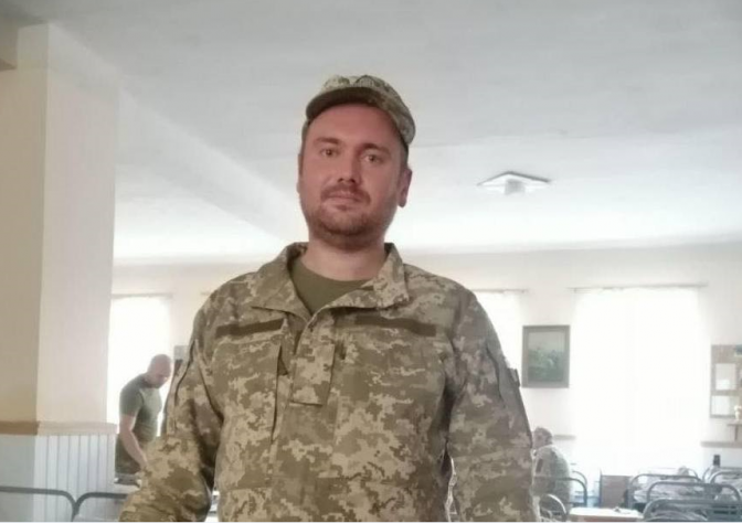 EuromaidanPress's tweet photo. We bow our heads before the Heroes who protect Ukrainians from the barbarity of the Russian forces, defending freedom and democracy. 
They will not be forgotten.

RIP – artist Anton Derbilov, conductor Kostiantyn Starovytsky, Roman Borovyk, Taras Veremey

#ArmUkraineNow https://t.co/V1GfaRxgn4