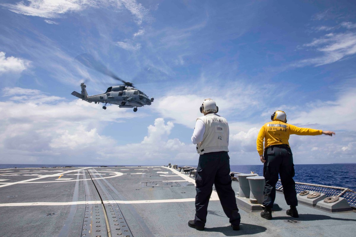 USPACOM's tweet photo. #USSRalphJohnson conducts flight operations in the #PhilippineSea.
#CTF71 assets routinely operate in @US7thFleet area of responsibility to maintain #Readiness to respond in support of #FriendsPartnersAllies in the #FreeAndOpenIndoPacific.
📸: MC1 Jamaal Liddell https://t.co/xhpz5QGV4T