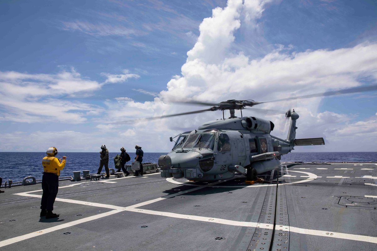 USPACOM's tweet photo. #USSRalphJohnson conducts flight operations in the #PhilippineSea.
#CTF71 assets routinely operate in @US7thFleet area of responsibility to maintain #Readiness to respond in support of #FriendsPartnersAllies in the #FreeAndOpenIndoPacific.
📸: MC1 Jamaal Liddell https://t.co/xhpz5QGV4T