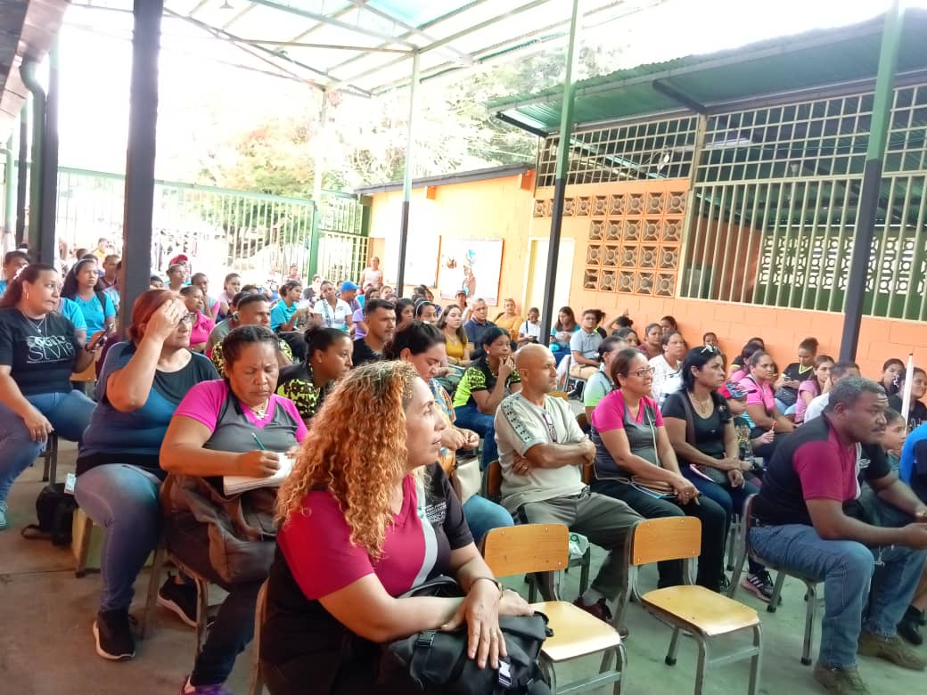 CircuitoSB's tweet photo. Centro de Desarrollo de la Calidad Educativa Paz Castillo; Investigación y Formación Permanente en Congreso Pedagógico Estadal 2022-2023 en la UEE FRANCISCO DE MIRANDA. Excelente Jornada @MPPEDUCACION @_LaAvanzadora @HectoRodriguez @cdcepazcastillo https://t.co/UaWOmDPc2E