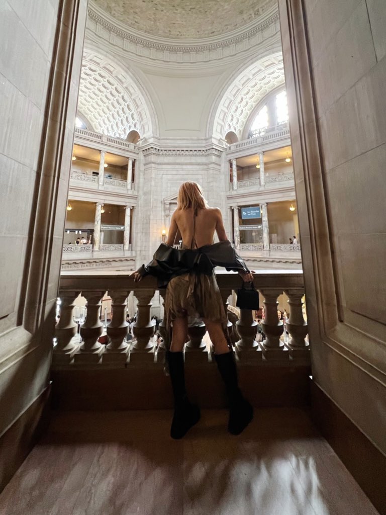 ninjanjcha's tweet photo. AT THE MUSEUM ⏳ #Ninja4MIX https://t.co/LewNR0oj7Y