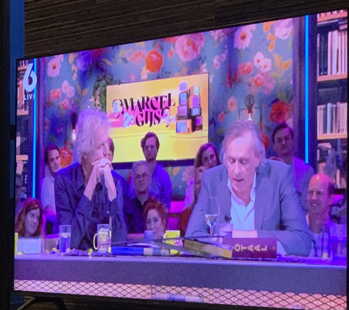 Grote mensen zouden elkaar vaker moeten voorlezen.

⁦@MvanRoosmalen⁩ leest voor en ⁦@jeroenpauw⁩ kijkt verliefd toe.

⁦@cpnb⁩ ⁦@evelineaendeke1⁩ was aanwezig voor de waardering voor #marcelengijs hun strijd tegen de ontlezing.

#lezen #strijdtegenontlezing