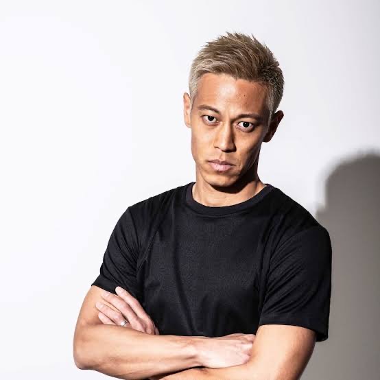 steve_tiktok's tweet photo. 今年37歳。プロのサッカー選手でもあり実業家。男の中の男

本田圭佑10ヶ条

① 勝負を決めるのは準備

② リスクのない人生なんて、逆にリスクだ。僕の人生なんてリスクそのものなんで

③ 不安だから努力しようと思う。簡単に言えば強がっている。

④ 日本人は足も遅いし、身体も弱い。そのカメがウサギに勝とうと思ったら進み続けないといけない。

⑤結果を出して大言を吐くのは普通。結果を出す前に、結果を出す自分を想像できるからこそ大言を吐ける

⑥ 目の前には鍵のかかっていない扉がいくつもあって、自分次第でどこまでも開いていける

⑦ 遠回りをしないと学べないことってある

⑧ やっぱり人生ってサッカーもそうですけど、谷がないと山の喜びって感じられなくないですか？

⑨ 挫折は過程、最後に成功すれば挫折は過程に変わる。だから成功するまで諦めないだけ

一番大好きな本田圭佑さんの言葉⑩は、プロフィールに記載しました。