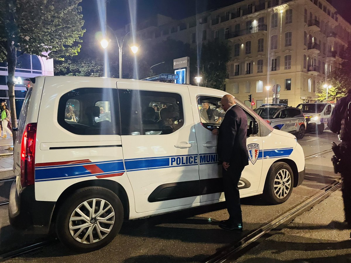 Avec le Préfet des Alpes-Maritimes et les policiers mobilisés sur l’avenue Jean Médecin à Nice. Merci à eux pour leur courage et leur dévouement au service de notre pays.