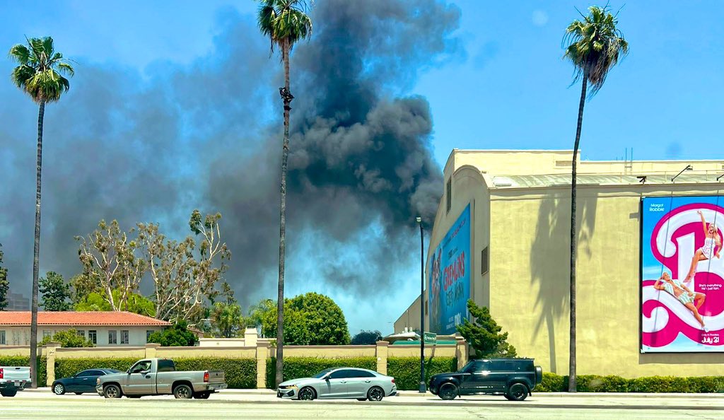 The Warner Bros. lot is currently on fire. (📸 @StephenSeanFord)