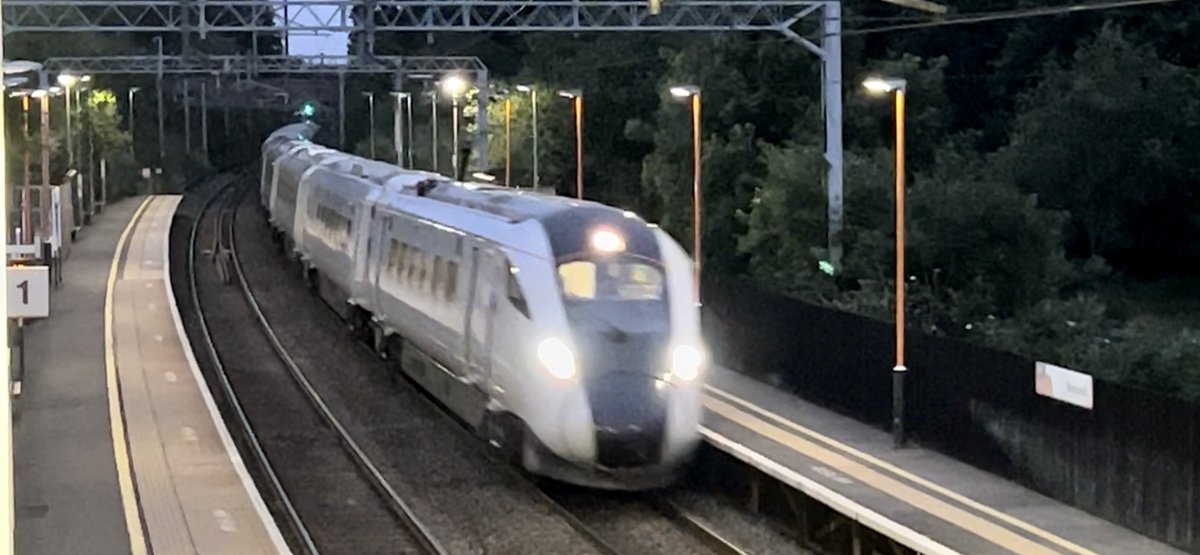 PlatformEdge1's tweet image. Another sight of the Avanti Hitachi Trains!

805003 + 805001 passing Berkswell at speed on a test run (3Q10) to London Euston #Class805