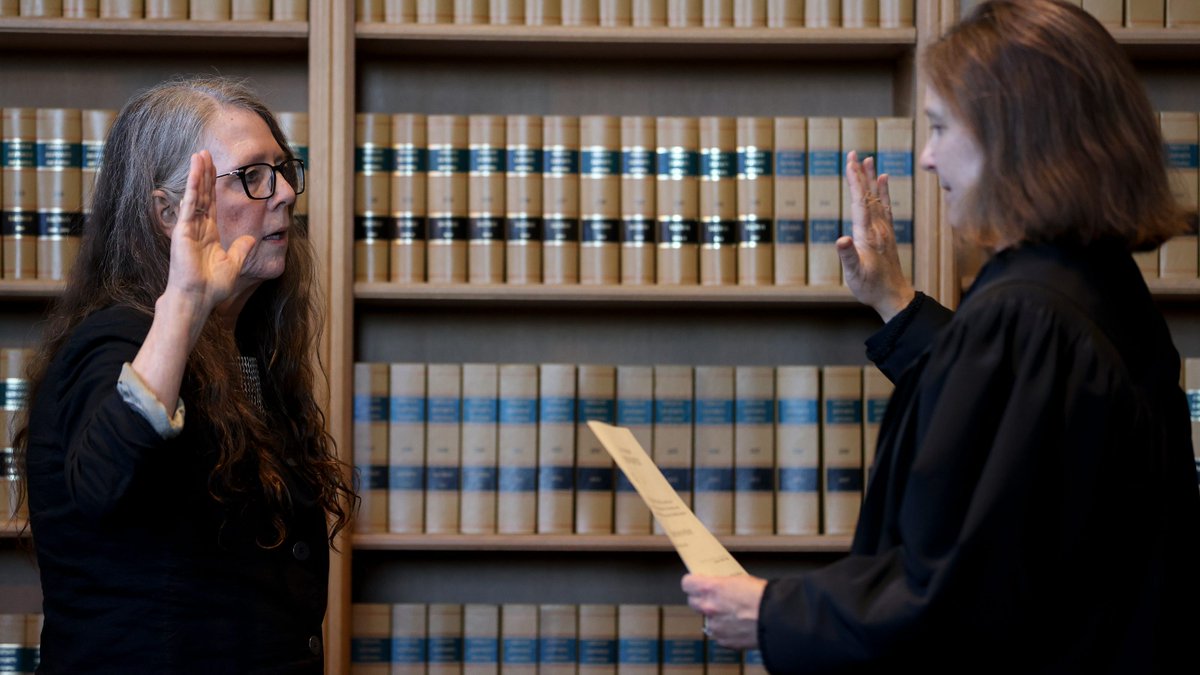 ORPolitics's tweet image. LaVonne Griffin-Valade sworn in as 29th Oregon secretary of state bit.ly/3PBHheu