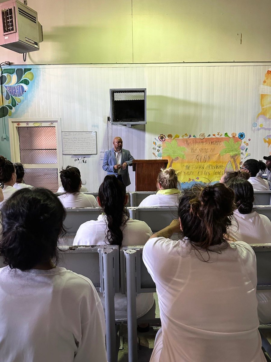 CarlOShermanTX's tweet photo. Yesterday I stopped by the Hobby Unit to check on the conditions of the incarcerated women and the staff suffering, without recourse, in this Texas heat! #WWJD #txlege https://t.co/GAWSCHCSfm