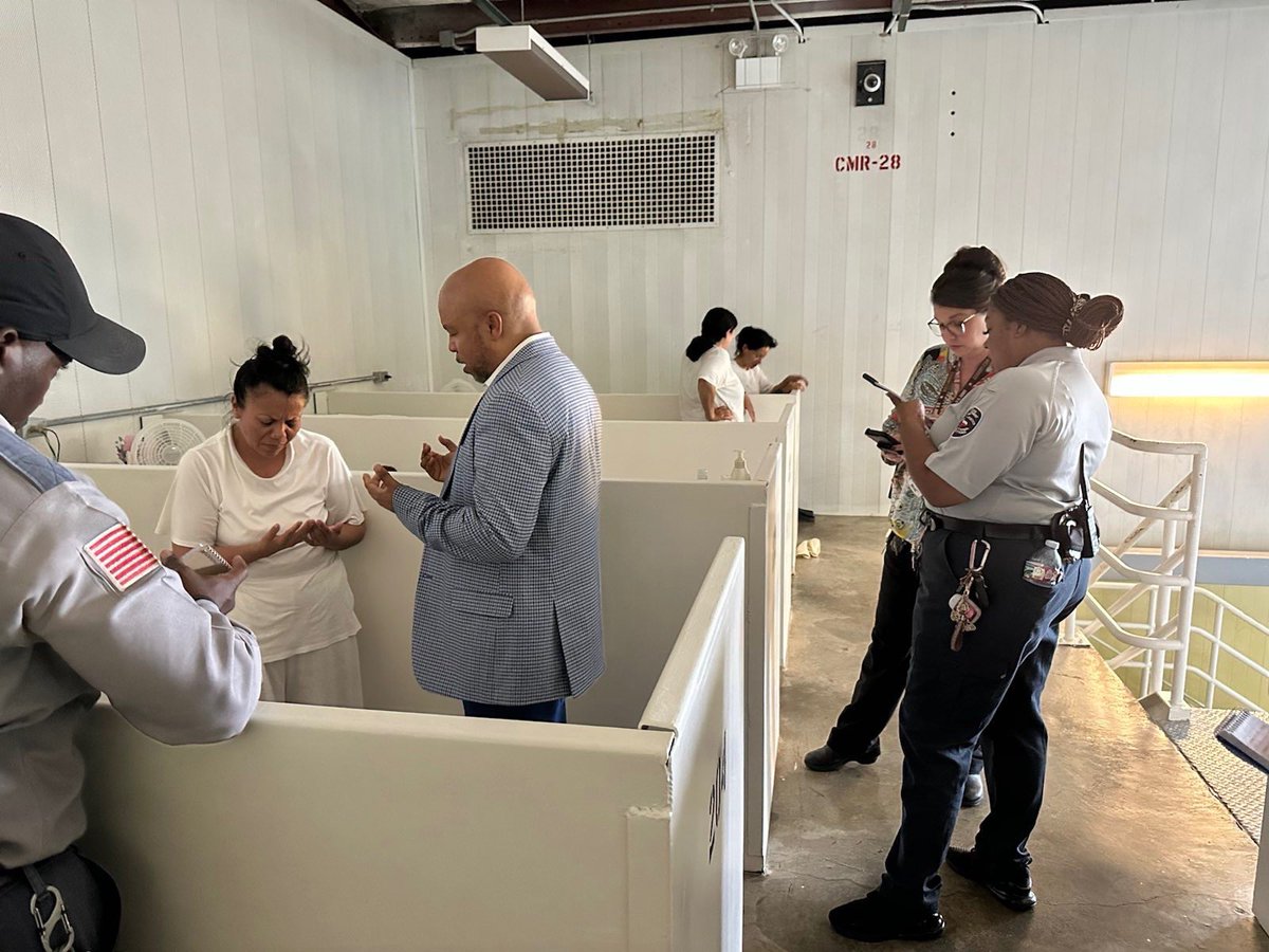 CarlOShermanTX's tweet photo. Yesterday I stopped by the Hobby Unit to check on the conditions of the incarcerated women and the staff suffering, without recourse, in this Texas heat! #WWJD #txlege https://t.co/GAWSCHCSfm