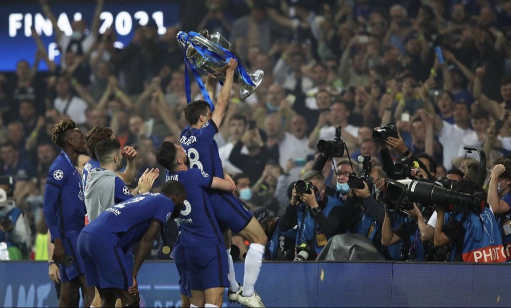 Gknowsball's tweet photo. Proper Chels on and off the pitch. Unreal servant for the club and the perfect 7/10 performer. We”ll just call him legend #ThankYouAzpi 💙 https://t.co/q0gwFePbjG