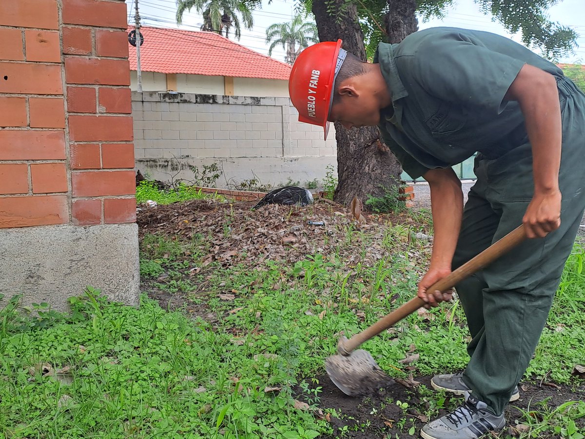 ¡Bricomiles en Acción!
en unión perfecta Cívico-Militar abordamos la U.E.N.B Felipe Guevara Rojas beneficiando más de 680 personas. Seguimos atendiendo y recuperando nuestras instituciones educativas. 
#ForoDeSaoPauloEsIntegracion 
<a href="/NicolasMaduro/">Nicolás Maduro</a> <a href="/_LaAvanzadora/">Yelitze Santaella</a> 
<a href="/Soykarinacarpio/">Karina Carpio</a>