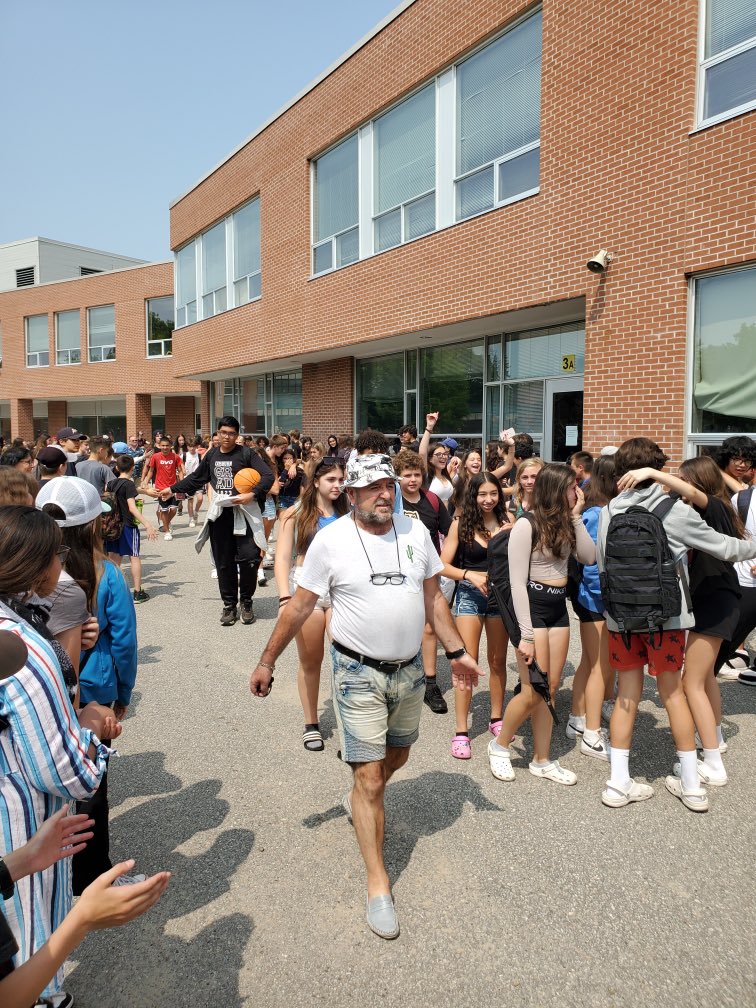 CosburnMS's tweet photo. That’s a wrap! The annual Cosburn clap out where our amazing Gr. 8s were clapped out by our Gr. 6s and 7s. Happy summer 🥳☀️ @tdsb @npersaudLC4 @VP_Snyder @TrusteeSara @JackNigro https://t.co/t6uaycFhas