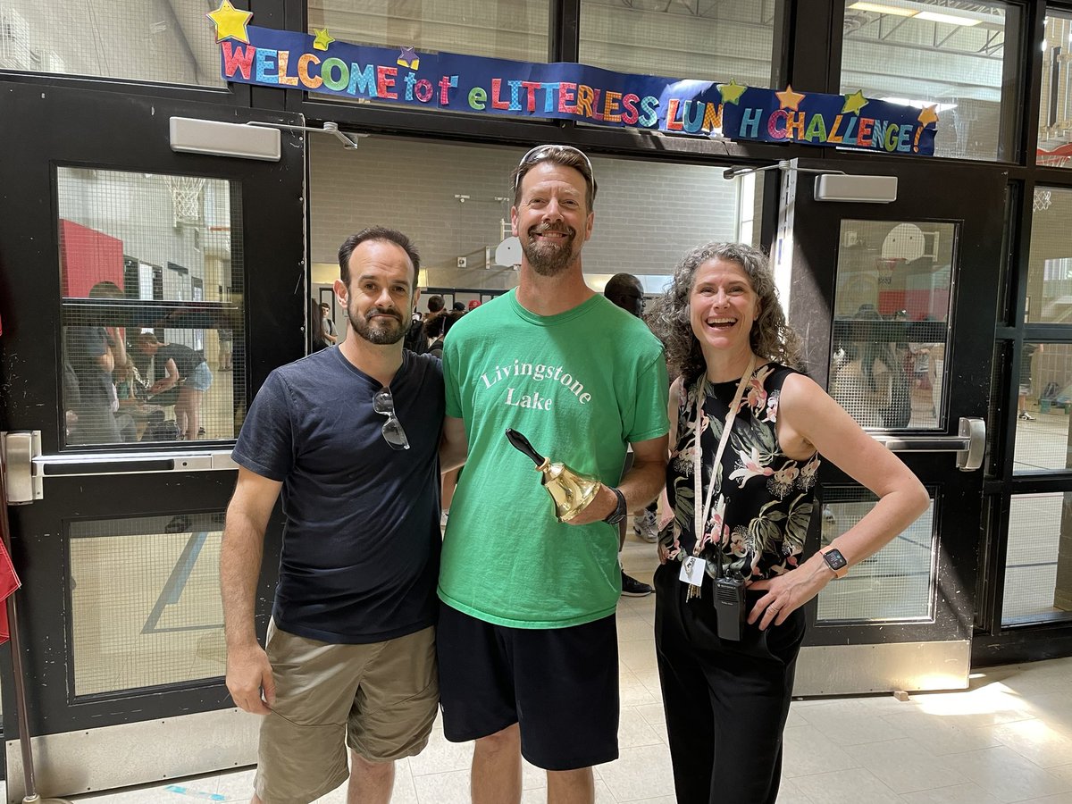 CosburnMS's tweet photo. That’s a wrap! The annual Cosburn clap out where our amazing Gr. 8s were clapped out by our Gr. 6s and 7s. Happy summer 🥳☀️ @tdsb @npersaudLC4 @VP_Snyder @TrusteeSara @JackNigro https://t.co/t6uaycFhas