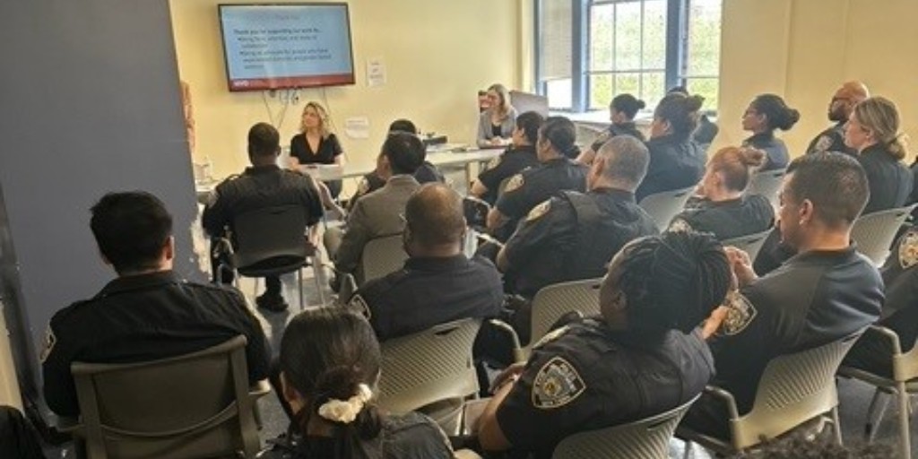 📰 ENDGBV's Manhattan FJC held a training & shared FJC resources for survivors of DV/GBV with first responders of Manhattan North and the DA’s Office. FJC's are hosting trainings for NYPD first responders & their DA’s Offices this month. @ManhattanDA @NYPDPBMN #awarenesshelphope