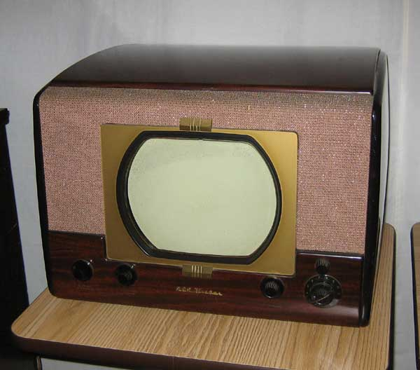 bhgross144's tweet photo. For those keeping track at home, the top schematic seems to be from an RCA 9T246, a 10-inch set produced in 1949.

(It was known as the "Anniversary Model" since it was released 10 ys. after David Sarnoff introduced the public to TV at the 1939 World's Fair.)

#histSTM #TVHistory https://t.co/lMAGp5DgIl