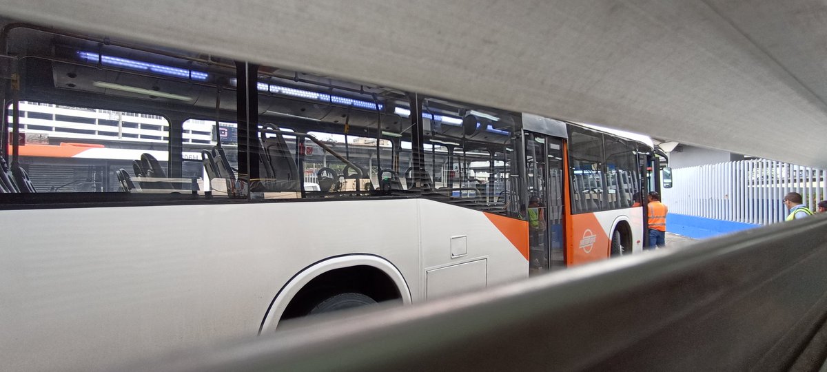 Ervinj23's tweet photo. @OficialMiBus Es busesssss osea todosss estos naranja saque los de los corredores son incómodos ,calientes y sucios https://t.co/tfxxPbDzwS