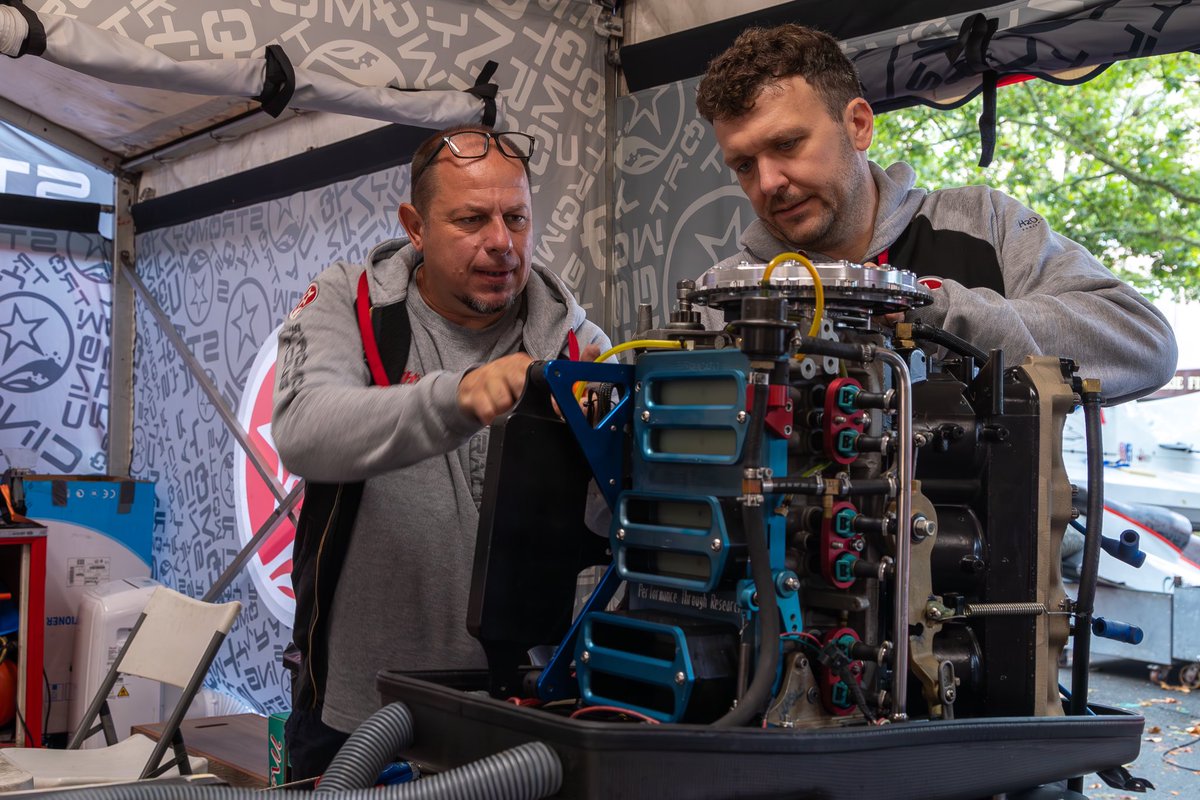 BartekMarszalek's tweet photo. Wszystko gotowe i jutro rozpoczynamy GP Francji, kwalifikacje o godzinie 15.00 na https://t.co/8hsPOm83xy oraz w FB, do zobaczenia 🍀🚤💦
@GrupaORLEN
@TeamORLEN
@F1_H2O
@SimonPalfrader 📸
#verva #pknorlen #orlen #orlenteam #f1h2o #motorsport #powerboat #engine #enginetest https://t.co/R4nLtEeF4K