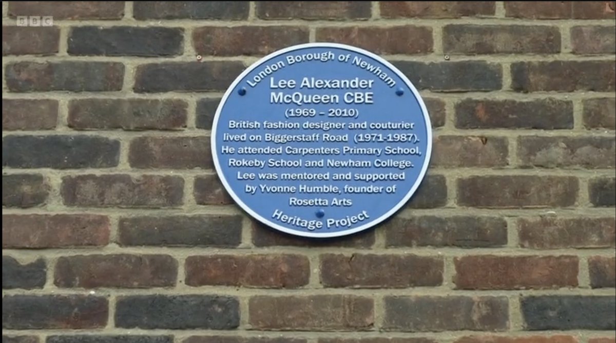 ✨Honouring McQueen✨<a href="/BBCLondonNews/">BBC London</a> reports on the new blue plaque honouring the life of Lee Alexander McQueen, who grew up in Newham. 

🙌👏 Hugest thanks to amazing <a href="/luxmy_g/">Luxmy Gopal</a> for the brilliant reporting, and for awesome dedication in the wind and rain!🙏
bbc.co.uk/iplayer/episod…