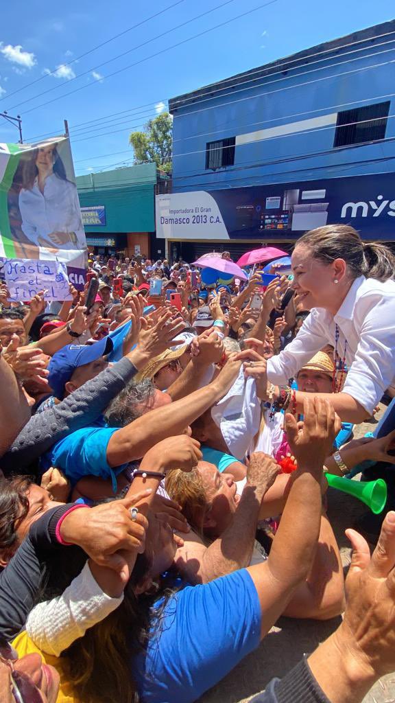 EnmanuelAvilez's tweet photo. Hoy el desgobierno de Maduro realiza uno de tantos atropellos, deshabilitando a través de la contraloría Roja Rojita a @MariaCorinaYA, única candidata con los ovarios y votos para ser presidenta de Venezuela. 

#VenezuelaConMariaCorina https://t.co/F5dCMlnHy3