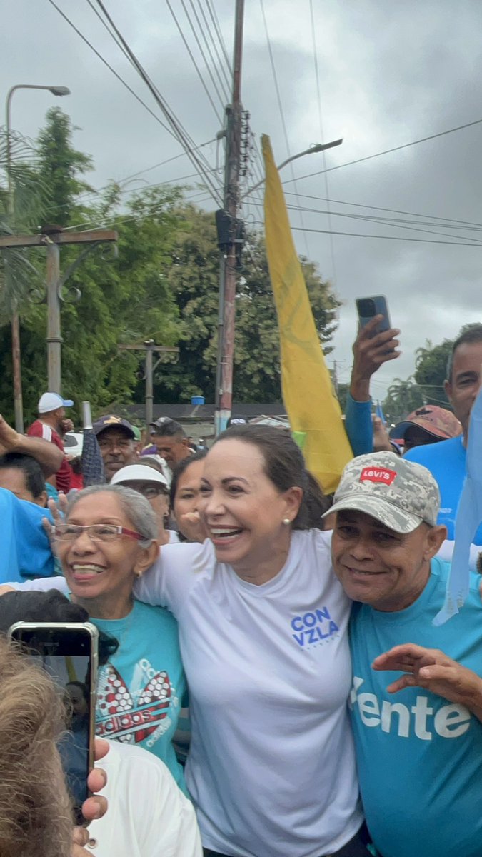 EnmanuelAvilez's tweet photo. Hoy el desgobierno de Maduro realiza uno de tantos atropellos, deshabilitando a través de la contraloría Roja Rojita a @MariaCorinaYA, única candidata con los ovarios y votos para ser presidenta de Venezuela. 

#VenezuelaConMariaCorina https://t.co/F5dCMlnHy3