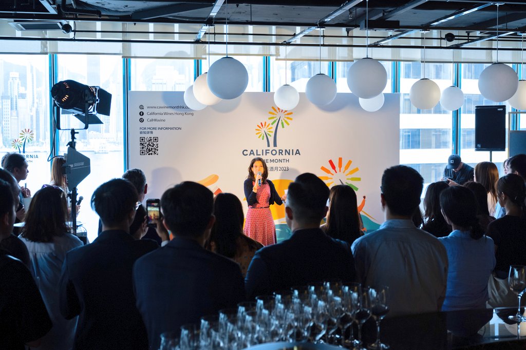 Nightcapstories's tweet photo. Ushering the arrival of summer with a "Golden State of Mind" at the 5th edition of @CalifWines_US's #CaliforniaWineMonth in HK. Don't miss the various #wine promos/ events celebrating boldness, innovation & optimism— hallmarks of the #californialifestyle 🇺🇸 #CaliforniaWinesHK https://t.co/47krc7DFkM