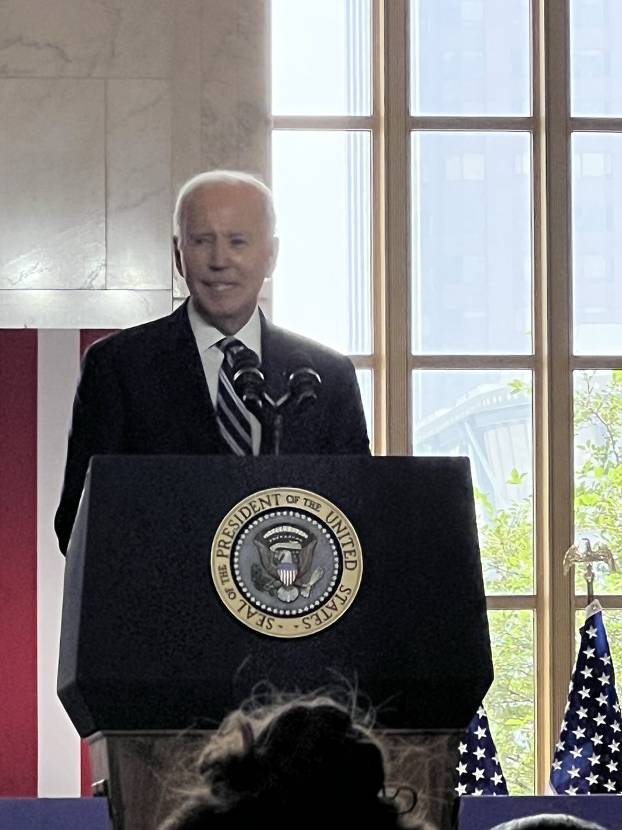 Rebecca M Thompson tweet media