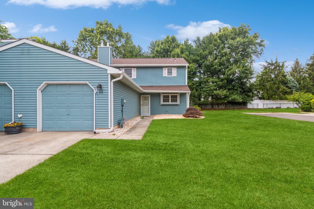 Fall in love with this 2 BD/ 3 BA in Bordentown. Call, text or direct message me for more info.  cpix.me/l/172671084