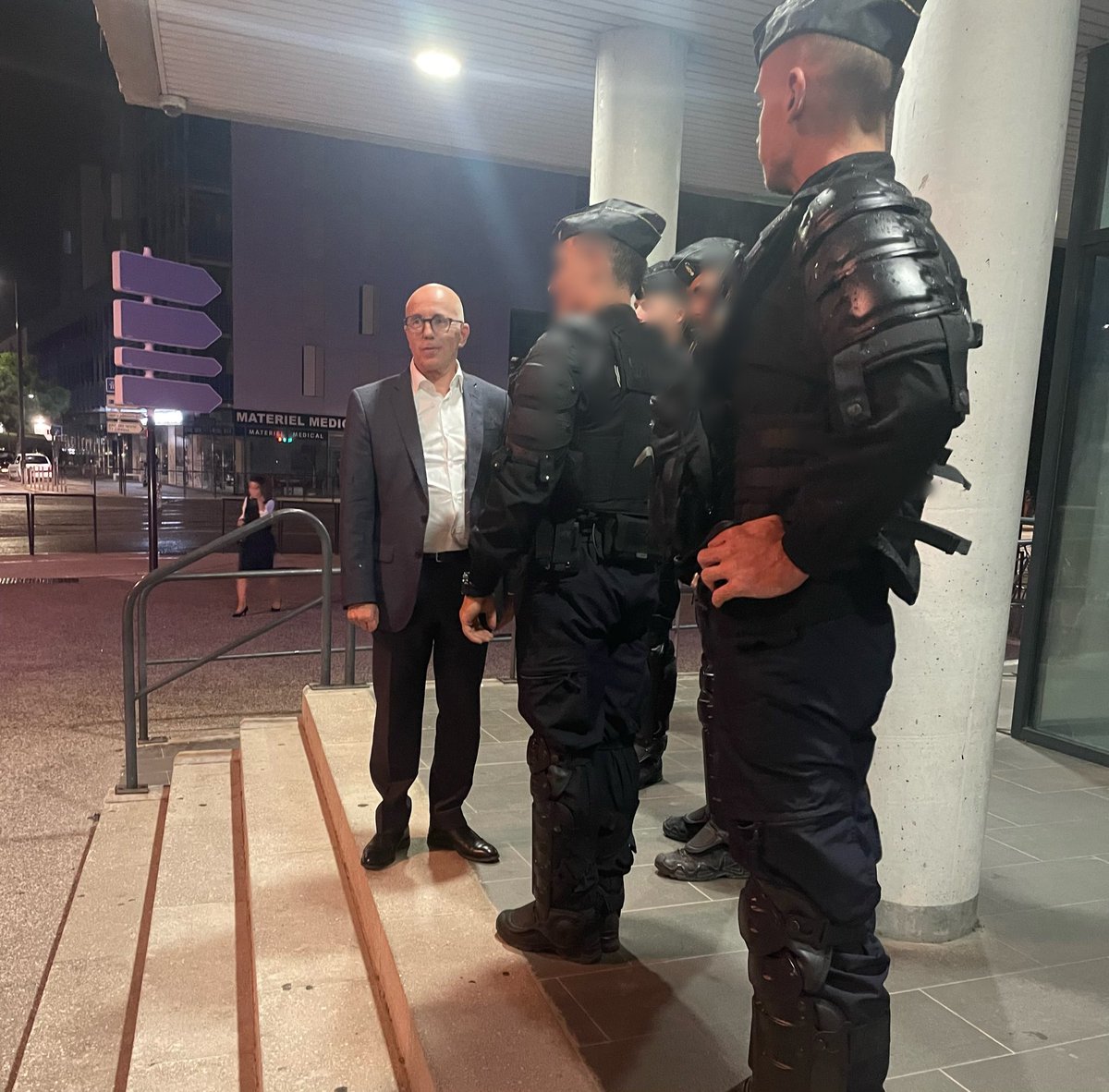 Avec l’escadron de gendarmerie engagé aux abords du quartier sensible des Moulins à Nice. 

J’ai tenu à leur dire ma reconnaissance et mon soutien. La France a besoin d’eux.