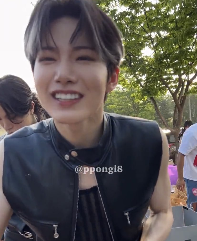 trsritmolfm_'s tweet image. Oh to see him this close in life😭😩 and him smiling like that as if his biceps is not k1llïng me…

#JUNKYU